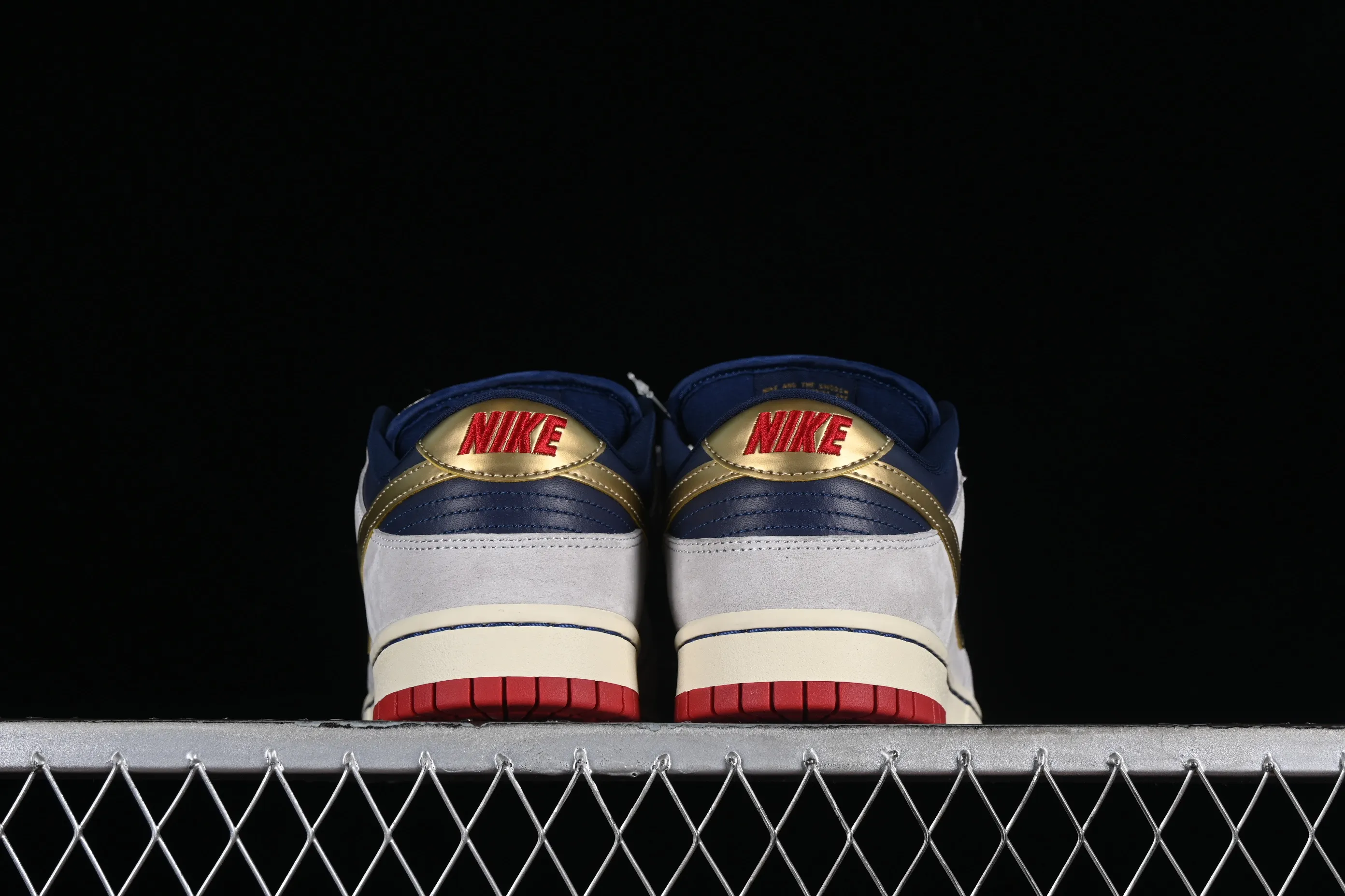 All Categories Nk SB Dunk Series Nk SB Dunk Low Low-top sneakers Foreign trade version Nk Dunk Low Rro "Old Spice" White, blue and gold SB low-top sports and leisure sneakers 304292-272